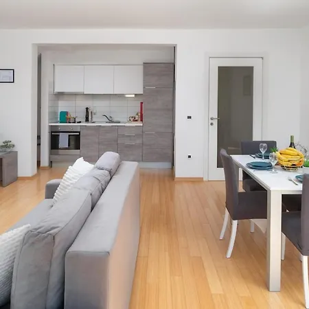 Sunny 1211 Apartman *
