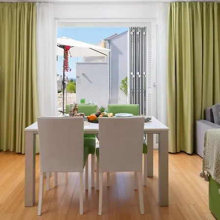 Sunny 1211 * بيتريتْشاني